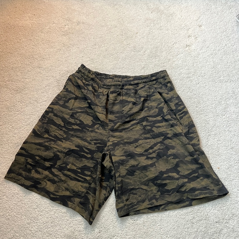 Lululemon men green camo pace breaker shorts size small 7” inseam